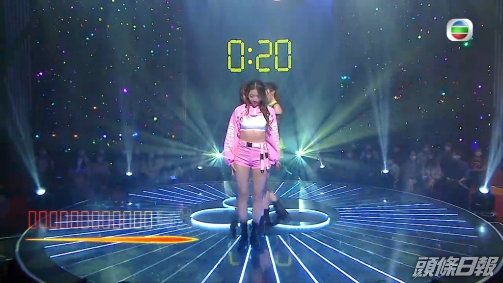 排頭位的莫韻諰企唔穩。